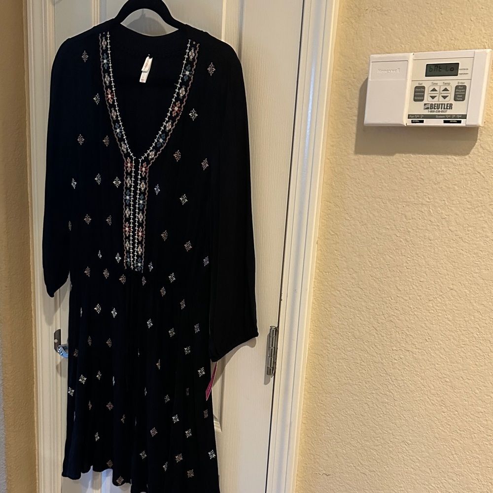 Xhilaration Black Dress with Colorful Embroidery Bohemian Style Size Large - Picture 1 of 4